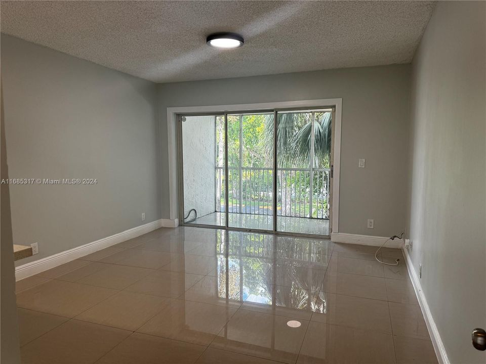 For Rent: $1,800 (1 beds, 1 baths, 690 Square Feet)