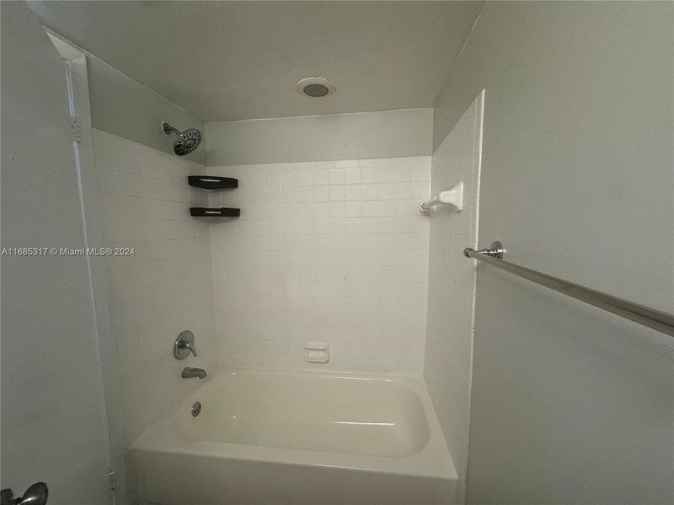 For Rent: $1,800 (1 beds, 1 baths, 690 Square Feet)