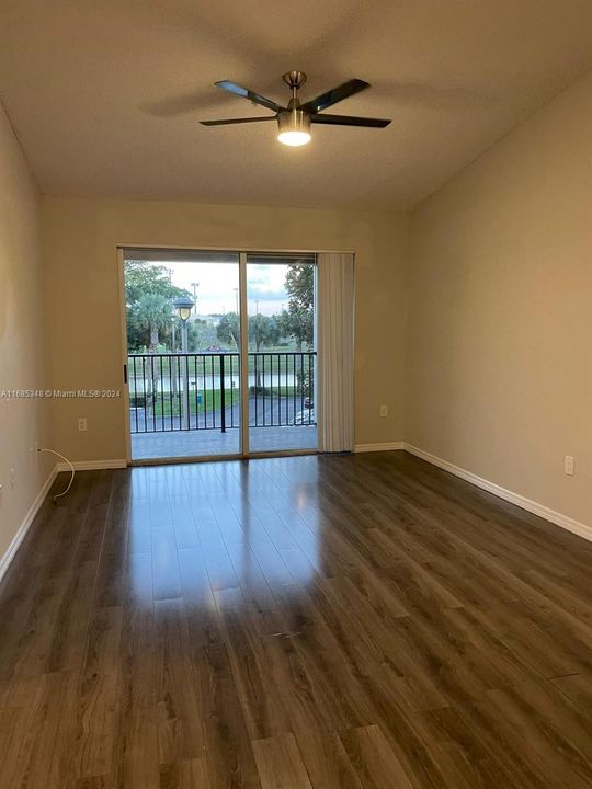 For Sale: $265,000 (2 beds, 2 baths, 981 Square Feet)