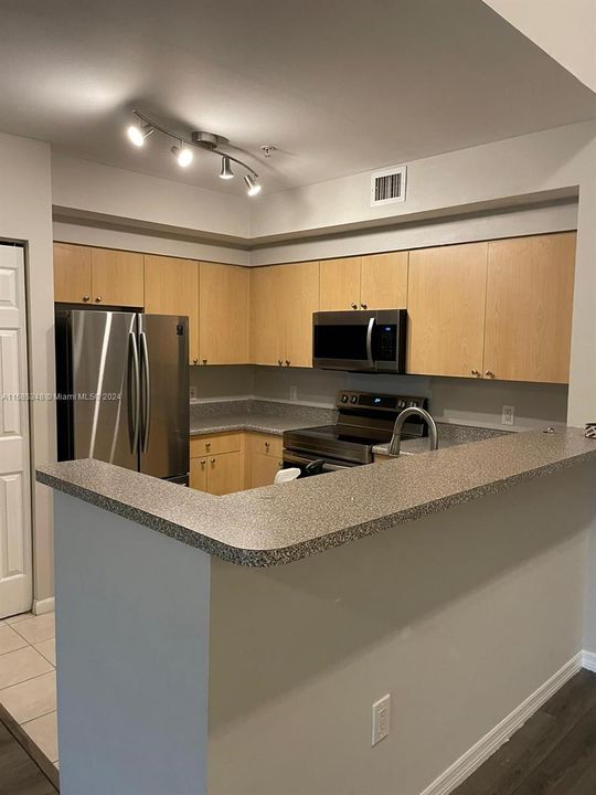 For Sale: $265,000 (2 beds, 2 baths, 981 Square Feet)