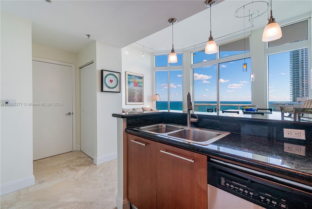 For Sale: $899,000 (1 beds, 1 baths, 805 Square Feet)