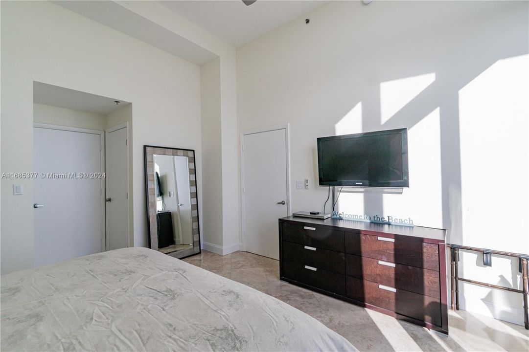 For Sale: $899,000 (1 beds, 1 baths, 805 Square Feet)