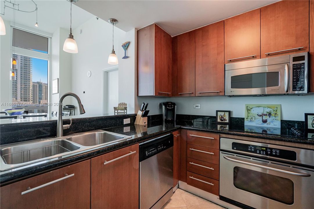 For Sale: $899,000 (1 beds, 1 baths, 805 Square Feet)