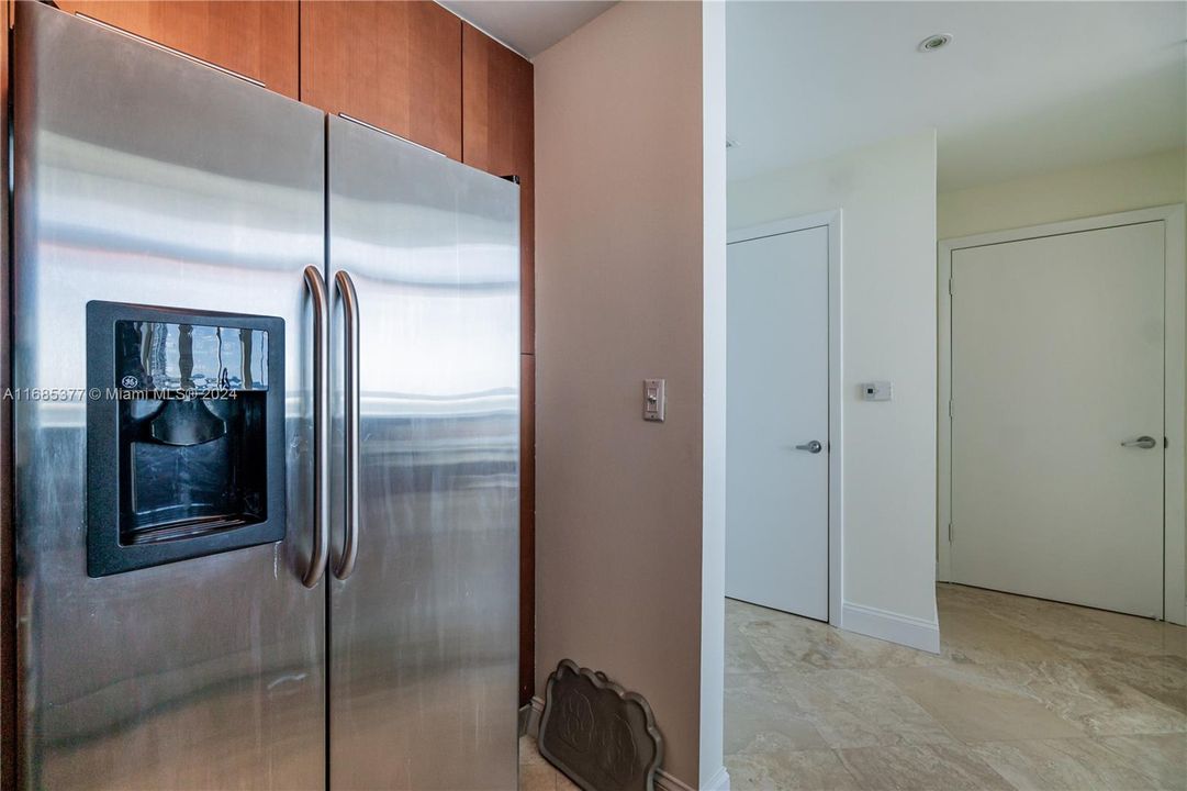 For Sale: $899,000 (1 beds, 1 baths, 805 Square Feet)