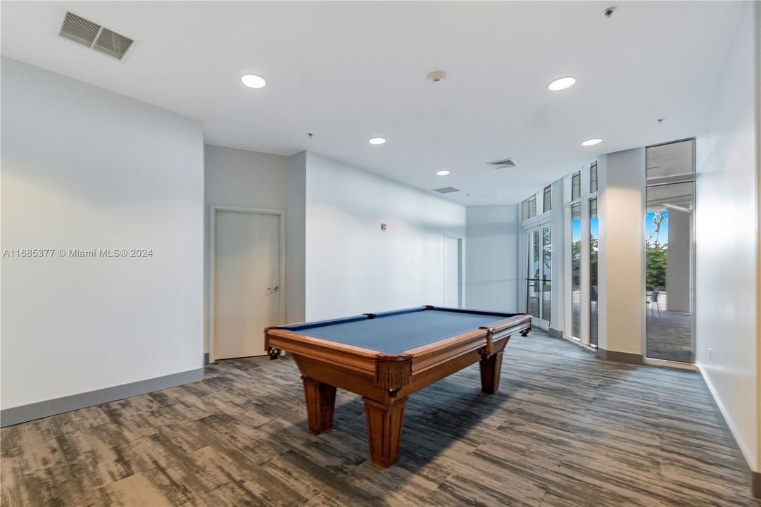 For Sale: $899,000 (1 beds, 1 baths, 805 Square Feet)