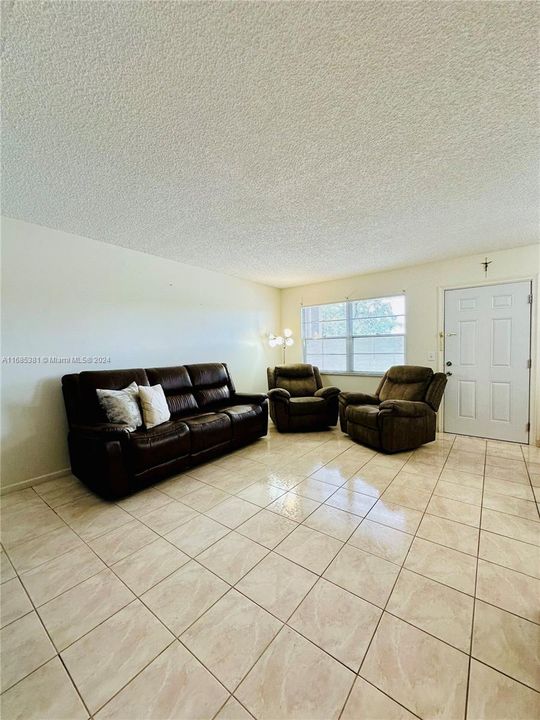 For Sale: $210,000 (2 beds, 1 baths, 953 Square Feet)