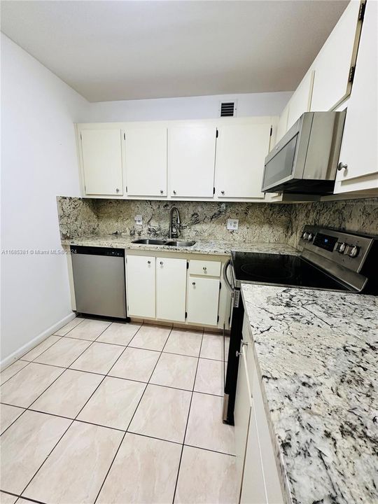 For Sale: $210,000 (2 beds, 1 baths, 953 Square Feet)