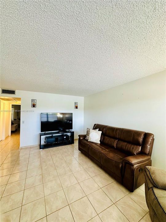 For Sale: $210,000 (2 beds, 1 baths, 953 Square Feet)