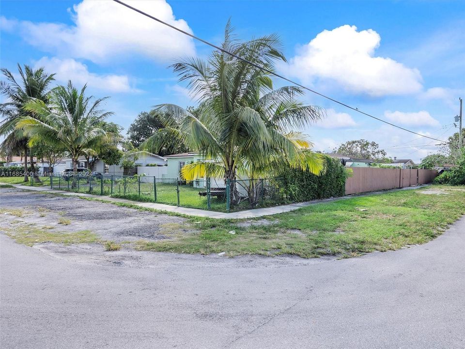 For Sale: $750,000 (3 beds, 1 baths, 1288 Square Feet)