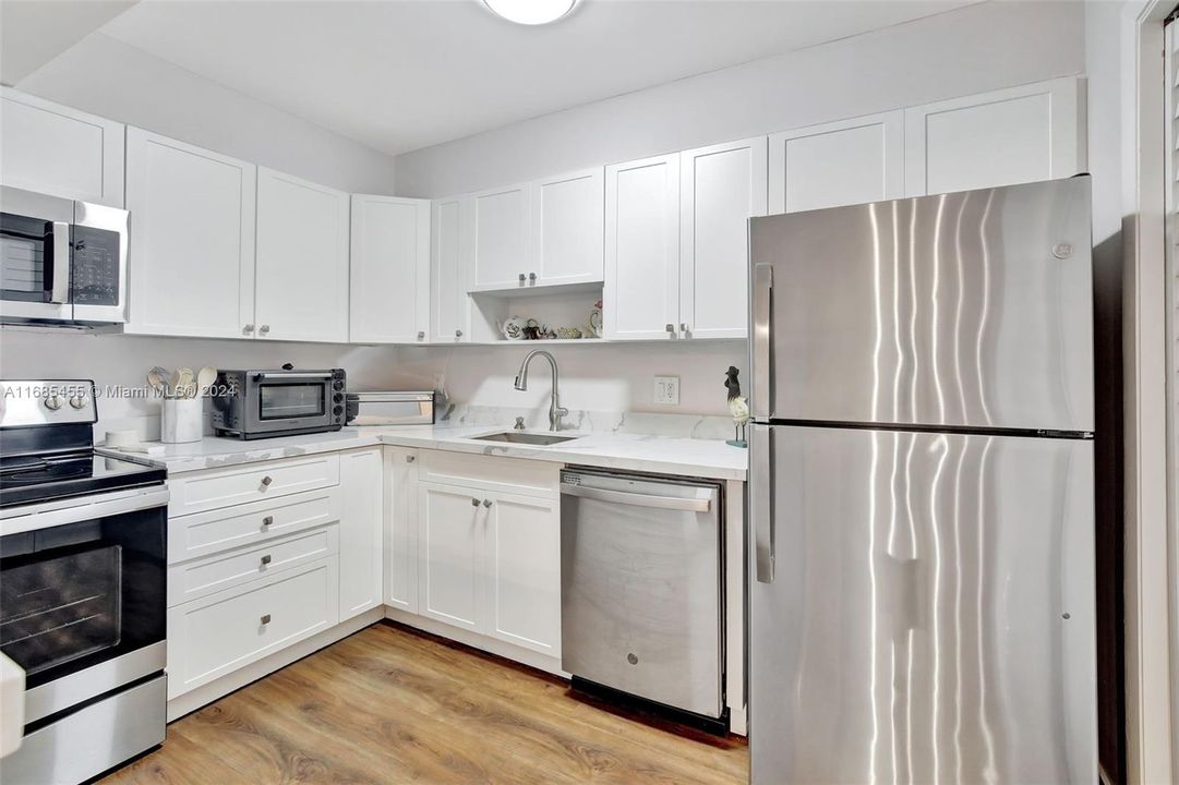 For Sale: $279,000 (1 beds, 2 baths, 1017 Square Feet)