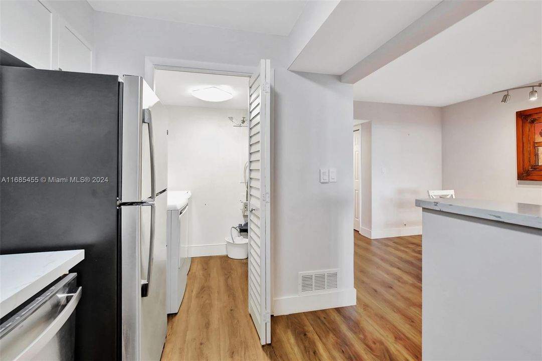 For Sale: $279,000 (1 beds, 2 baths, 1017 Square Feet)