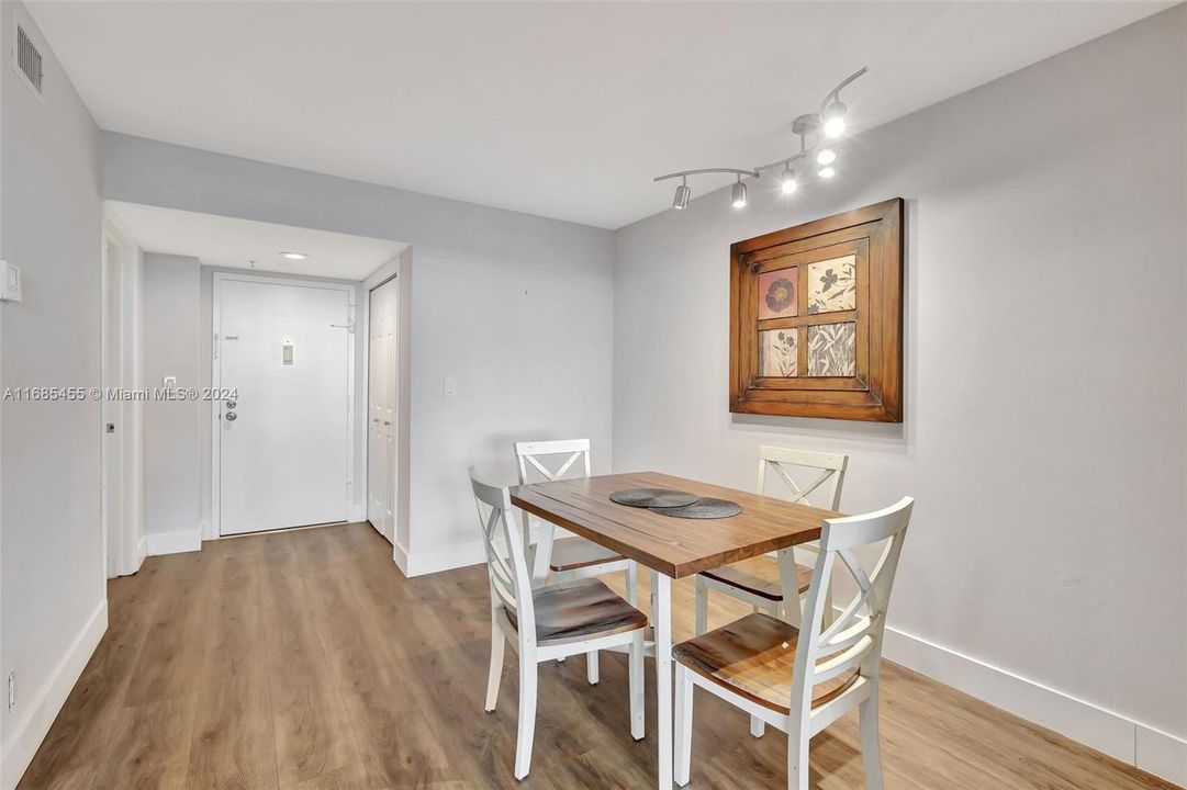 For Sale: $279,000 (1 beds, 2 baths, 1017 Square Feet)