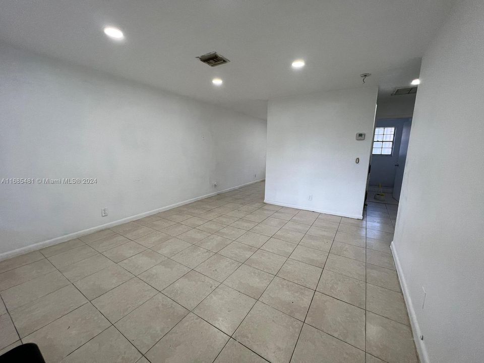 For Rent: $2,000 (3 beds, 1 baths, 3100 Square Feet)