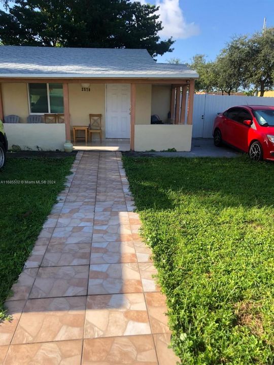 For Rent: $2,500 (2 beds, 1 baths, 925 Square Feet)