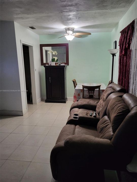 For Rent: $2,500 (2 beds, 1 baths, 925 Square Feet)