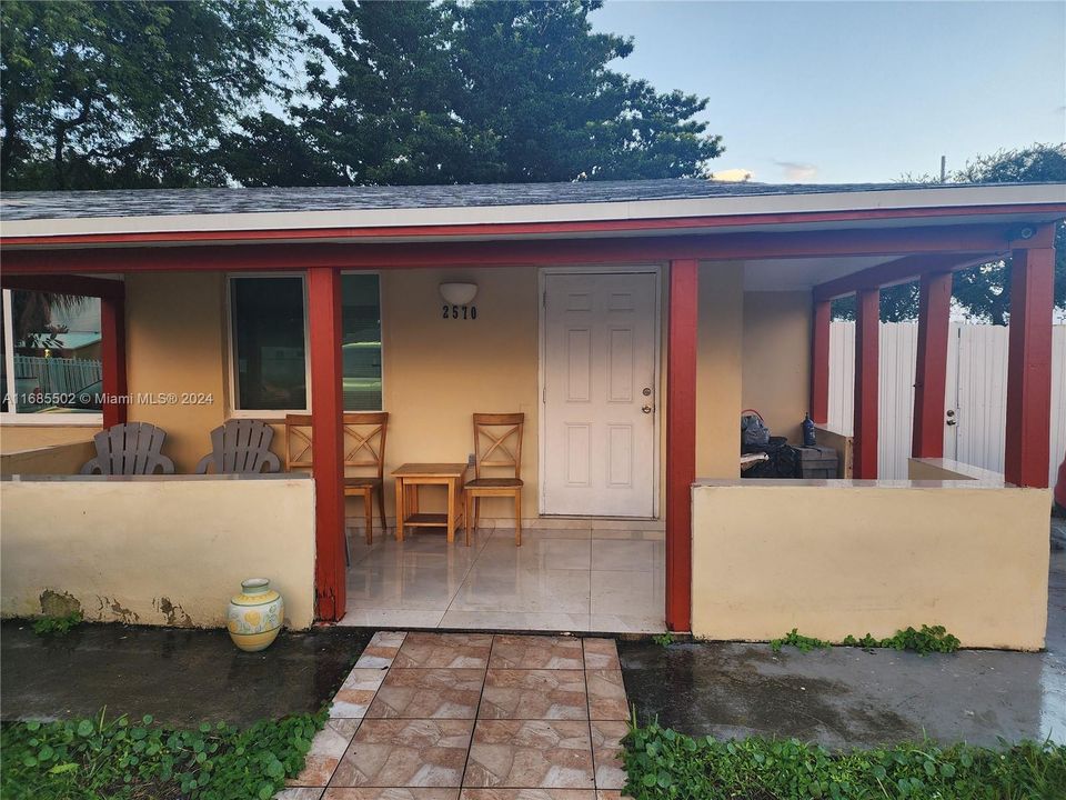 For Rent: $2,500 (2 beds, 1 baths, 925 Square Feet)