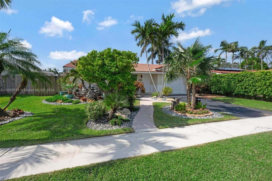 For Sale: $748,000 (3 beds, 2 baths, 1324 Square Feet)