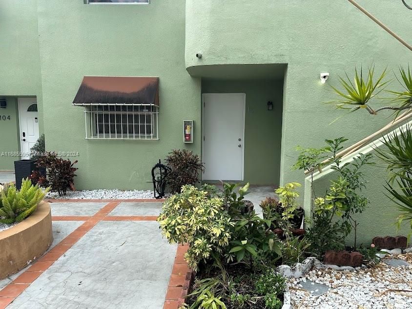 For Rent: $2,400 (2 beds, 2 baths, 1009 Square Feet)