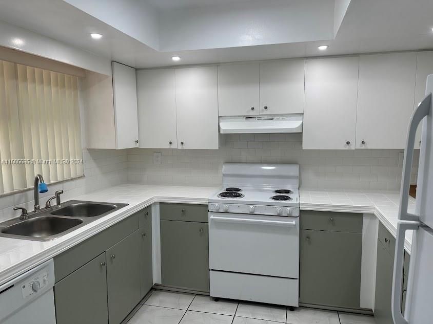 For Rent: $2,400 (2 beds, 2 baths, 1009 Square Feet)