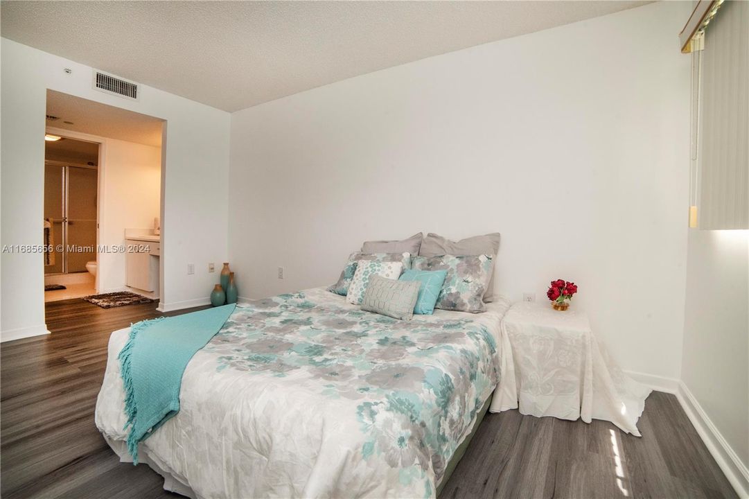 For Sale: $244,500 (2 beds, 2 baths, 1137 Square Feet)