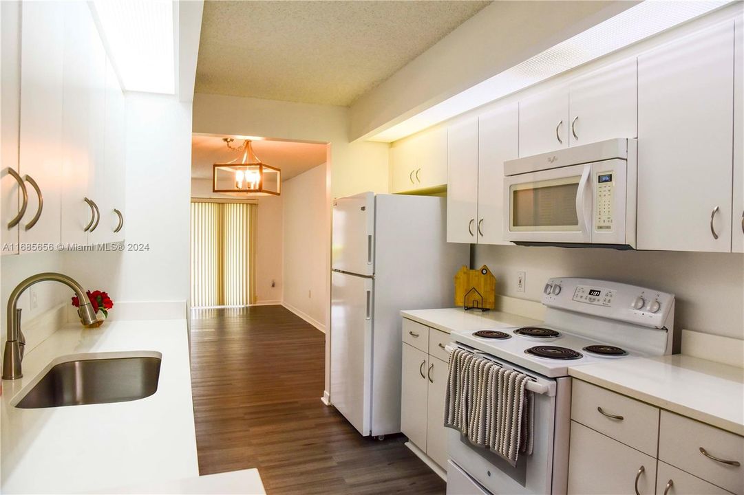 For Sale: $244,500 (2 beds, 2 baths, 1137 Square Feet)