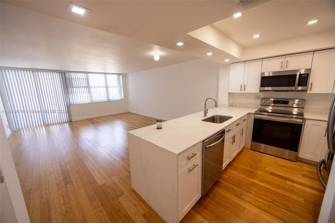 For Sale: $240,000 (1 beds, 1 baths, 855 Square Feet)