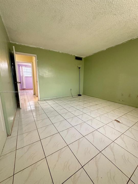 For Rent: $2,200 (2 beds, 1 baths, 940 Square Feet)