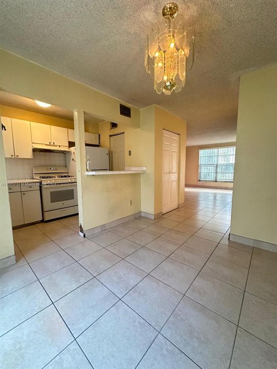 For Rent: $2,200 (2 beds, 1 baths, 940 Square Feet)