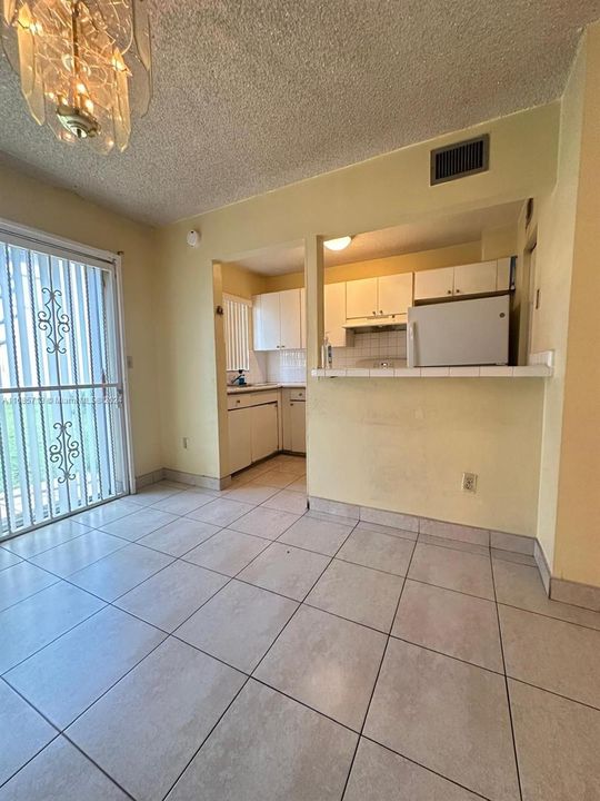 For Rent: $2,200 (2 beds, 1 baths, 940 Square Feet)