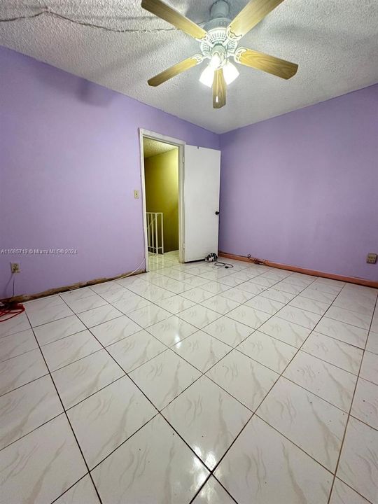 For Rent: $2,200 (2 beds, 1 baths, 940 Square Feet)