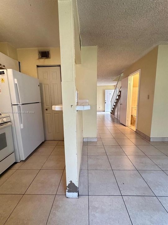 For Rent: $2,200 (2 beds, 1 baths, 940 Square Feet)