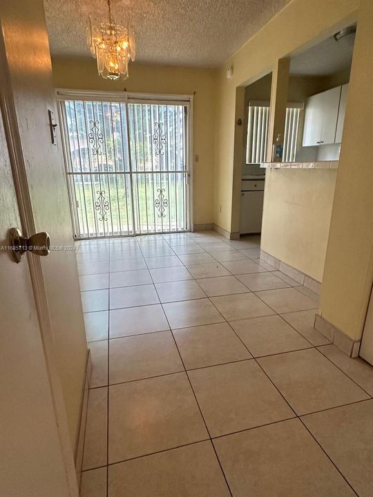 For Rent: $2,200 (2 beds, 1 baths, 940 Square Feet)