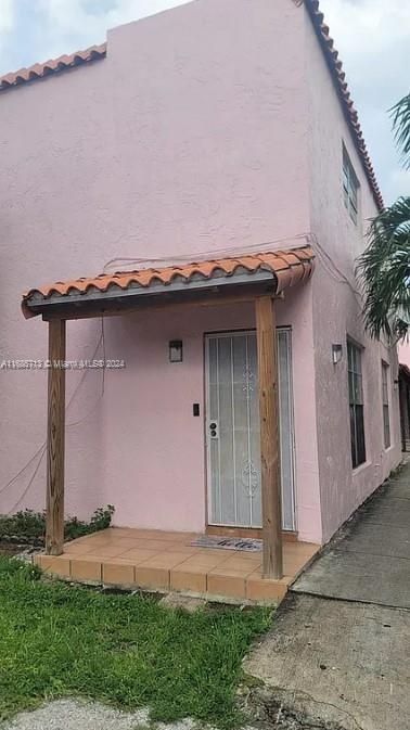 For Rent: $2,200 (2 beds, 1 baths, 940 Square Feet)