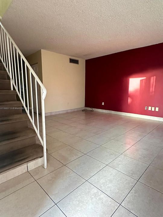 For Rent: $2,200 (2 beds, 1 baths, 940 Square Feet)