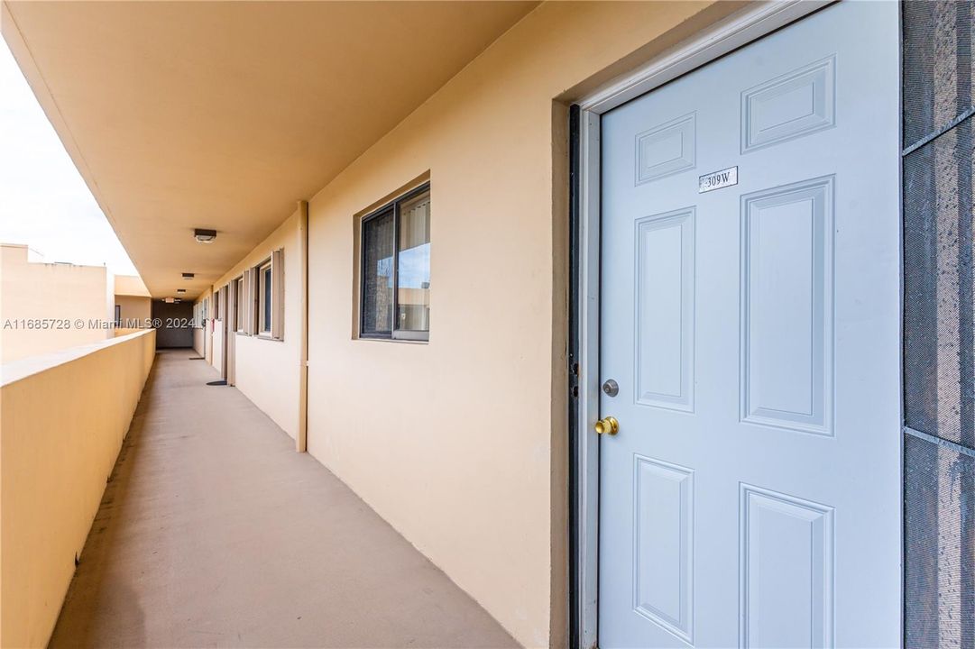 For Sale: $289,500 (2 beds, 2 baths, 985 Square Feet)