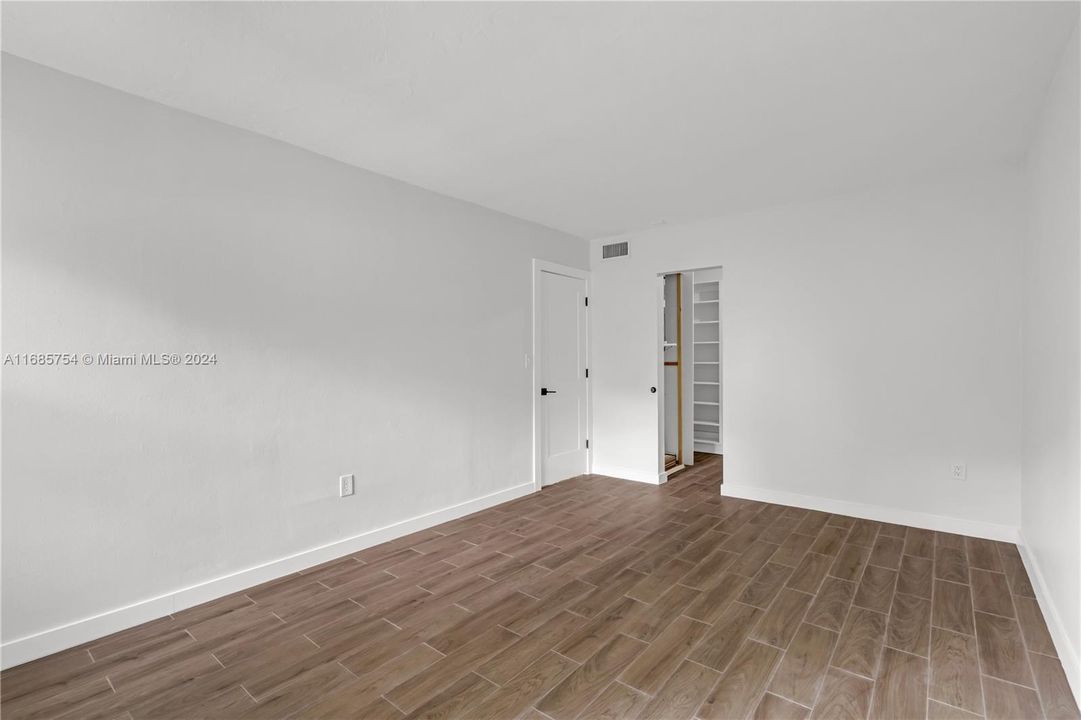 For Sale: $305,000 (1 beds, 1 baths, 677 Square Feet)