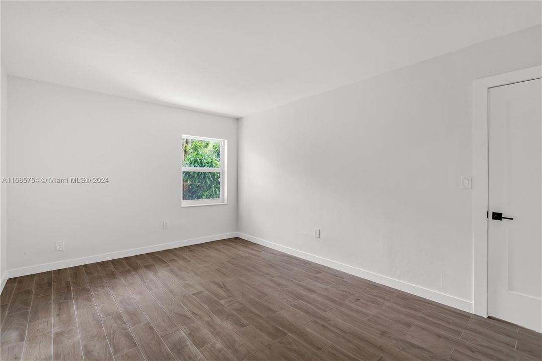 For Sale: $305,000 (1 beds, 1 baths, 677 Square Feet)