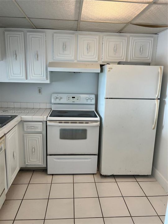 For Sale: $180,000 (1 beds, 1 baths, 842 Square Feet)