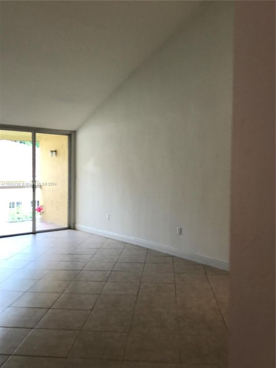 For Rent: $2,700 (2 beds, 2 baths, 1128 Square Feet)