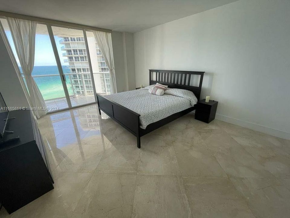 Extra spacious master bedroom with the best ocean view