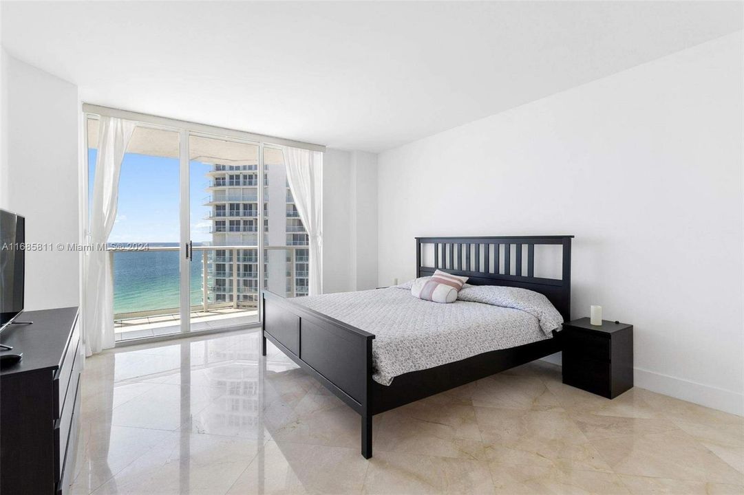 Extra spacious Master Bedroom with unbelievable ocean view! Feels you are in a cruise! Open your eyes to a magnificient wide ocean view. Can't show in pictures.