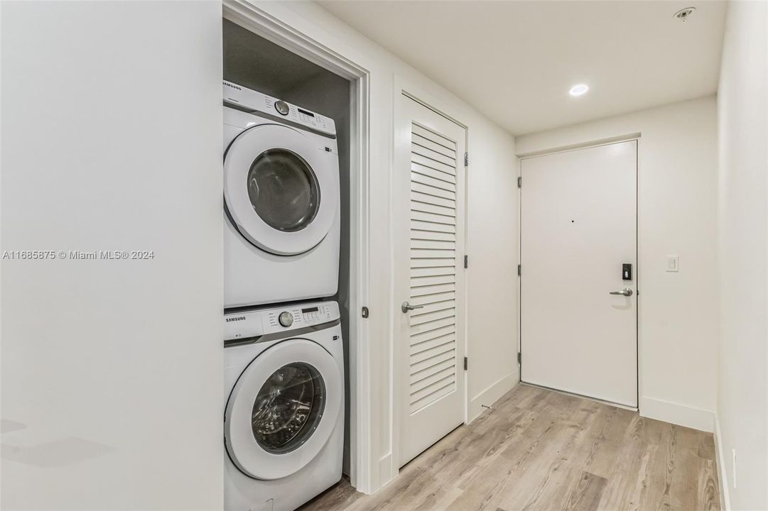 For Rent: $2,532 (1 beds, 1 baths, 765 Square Feet)