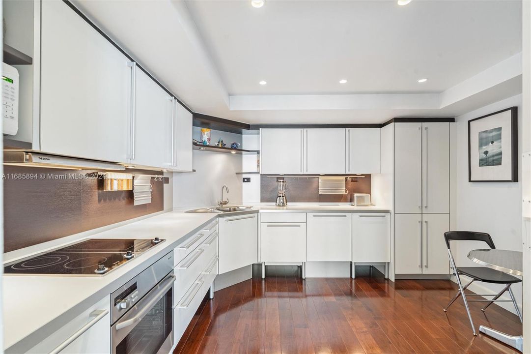 For Sale: $1,195,000 (2 beds, 2 baths, 1880 Square Feet)