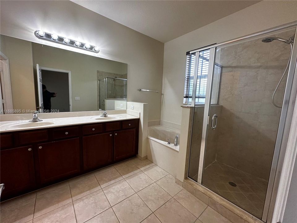 Active With Contract: $3,200 (3 beds, 2 baths, 1768 Square Feet)