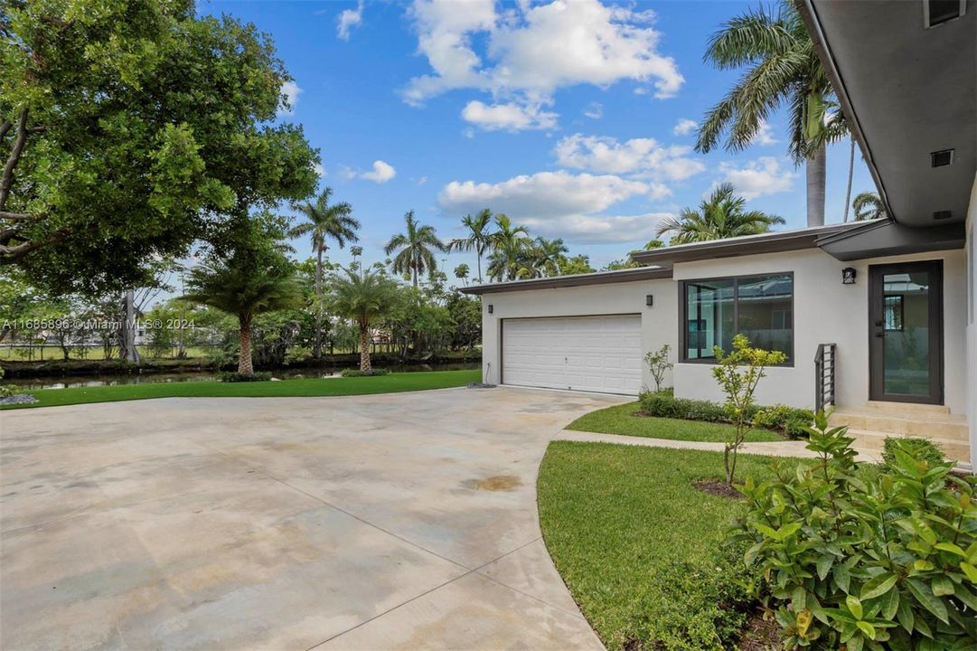 For Sale: $1,600,000 (3 beds, 2 baths, 1945 Square Feet)