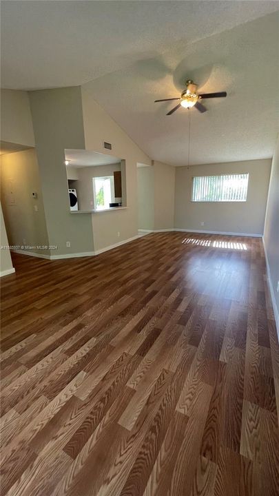 For Rent: $1,800 (1 beds, 1 baths, 872 Square Feet)