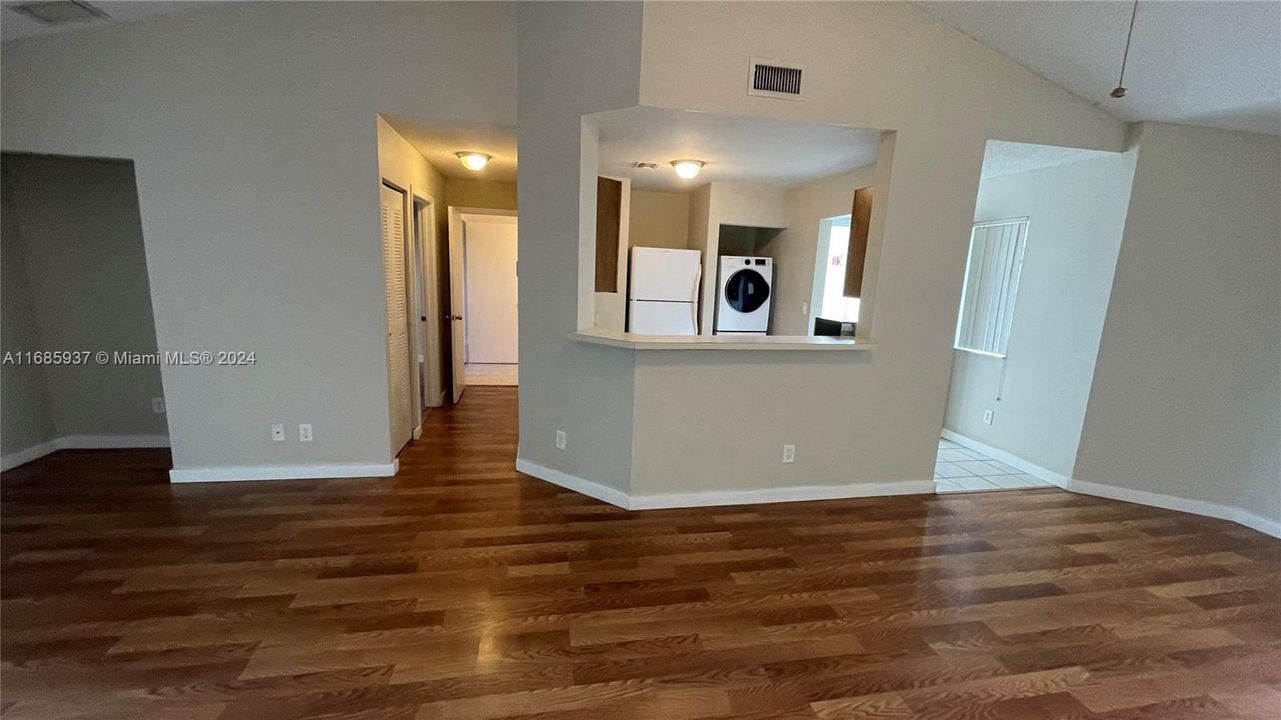 For Rent: $1,800 (1 beds, 1 baths, 872 Square Feet)