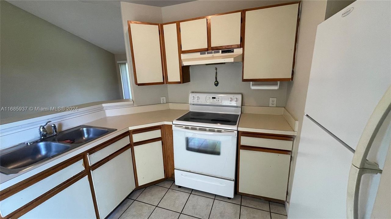 For Rent: $1,800 (1 beds, 1 baths, 872 Square Feet)