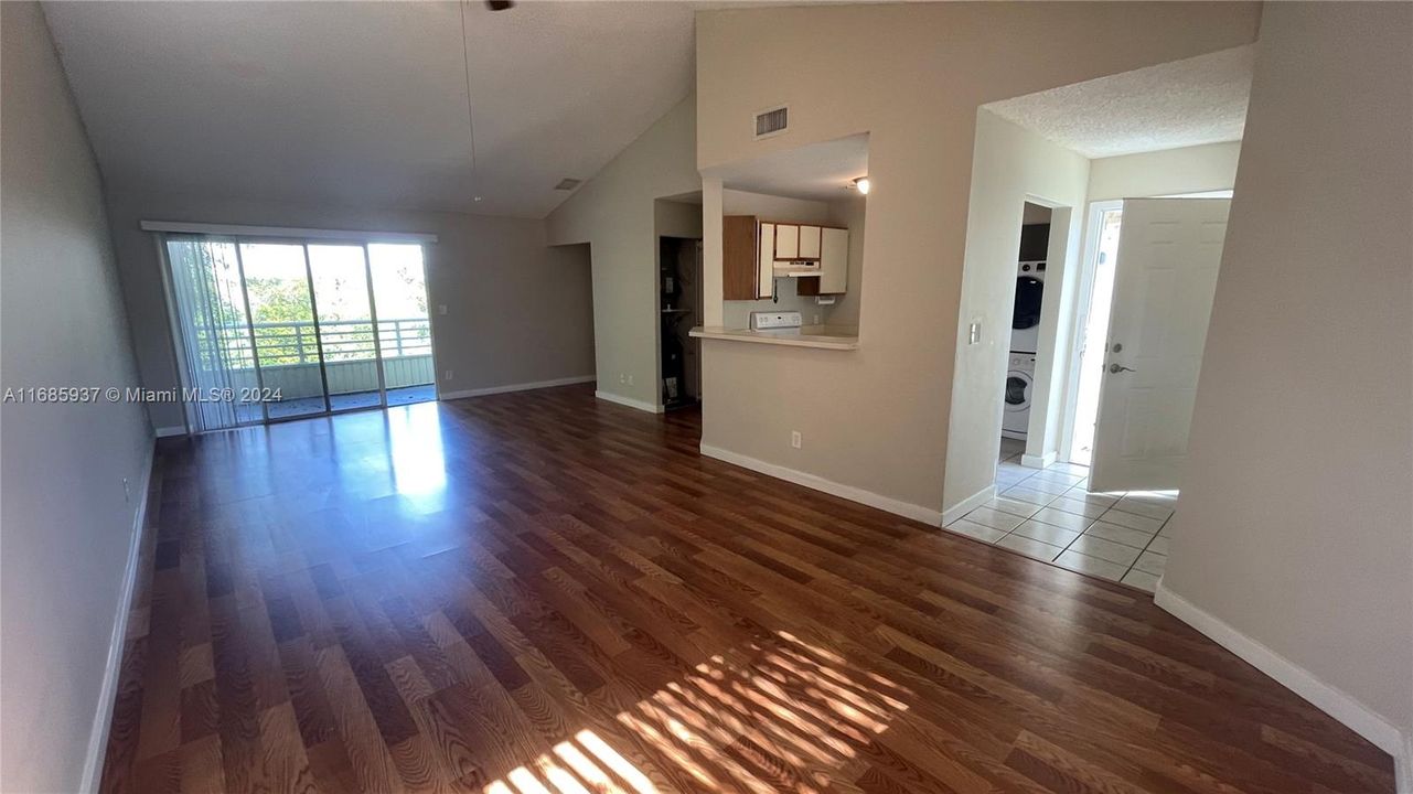 For Rent: $1,800 (1 beds, 1 baths, 872 Square Feet)