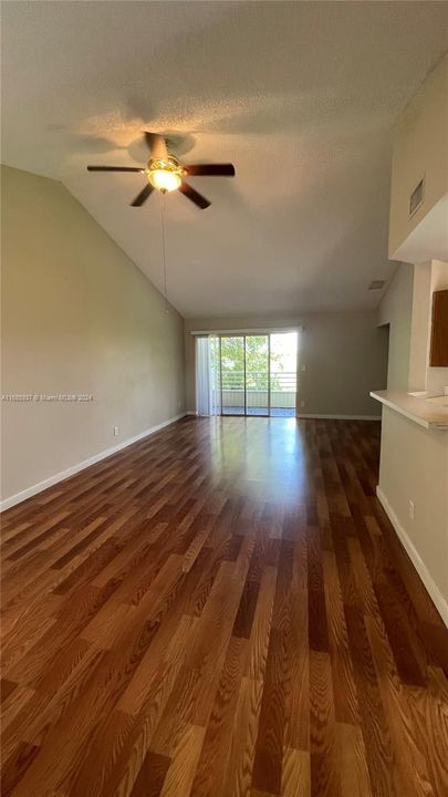 For Rent: $1,800 (1 beds, 1 baths, 872 Square Feet)